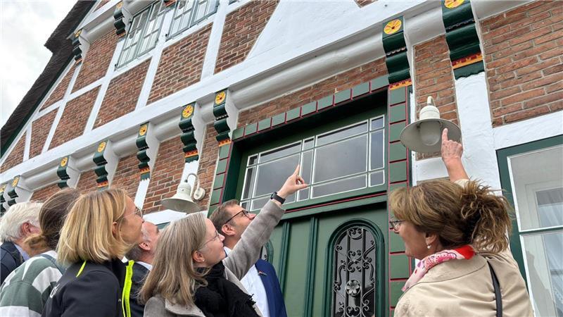 Museumsleiterin Dr. Kai Janofsky zeigt gemeinsam mit Architektin Eike Wichmann-Wilkens, welche Stellen saniert wurde.