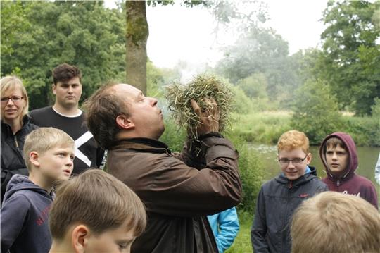 Museumsmitarbeiter Lothar Safier im Steinzeitlager. Foto: Veranstalter