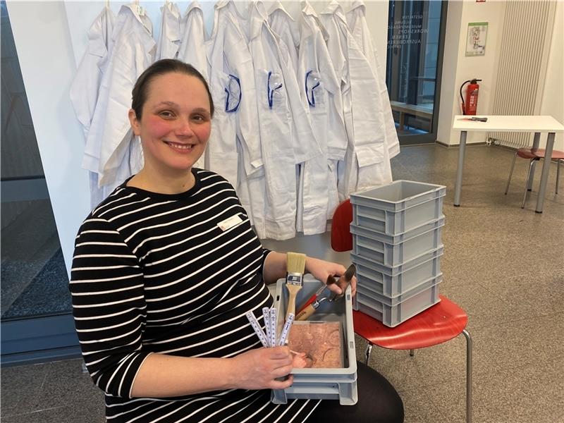 So werden Kinder im Museum Buxtehude kreativ Museumsmitarbeiterin Katja Tiltmann hat drei Themengeburtstage zu Archäologie, Kunst und Stadtgeschichte entwickelt. Foto: Weselmann