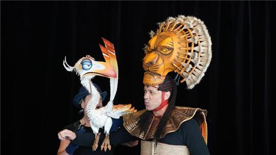 Musical-Darsteller Lamont Pierce (r) als „Mufasa“ und Musical-Darsteller Joachim Benoit als „Zazu“ spielen während einer Probe des Disney-Musicals „Der König der Löwen“ auf der Probebühne im Stage Theater im Hafen.