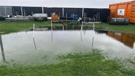 Die Festival-Wiese steht unter Wasser.