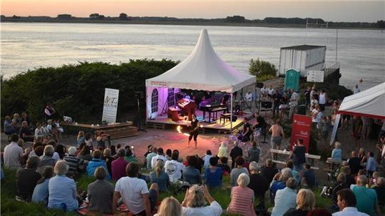 Musik-Picknick bei „Boogie on the Beach“ bei der Premiere im Juli 2019 auf dem Elbdeich - mit einem romantischen Sonnenuntergang.