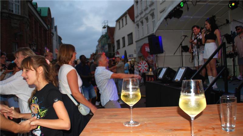 Musik, Tanz und Wein - eine gelungene Mischung beim Buxtehuder Weinfest.
