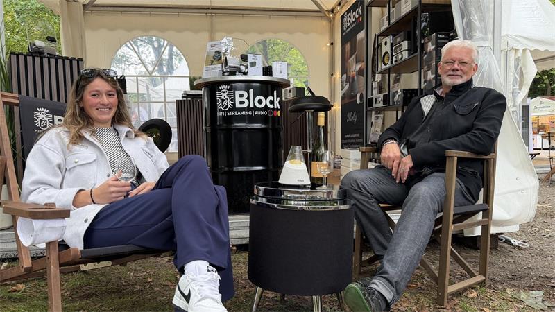 Musik aus dem Beistelltisch: Lysanne und Thomas Drolshagen bevorzugen neue Soundsysteme.