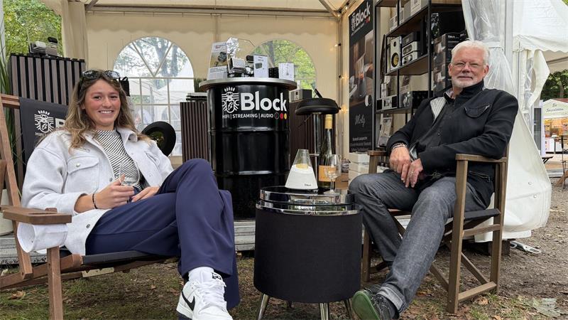 Musik aus dem Beistelltisch: Lysanne und Thomas Drolshagen bevorzugen neue Soundsysteme.