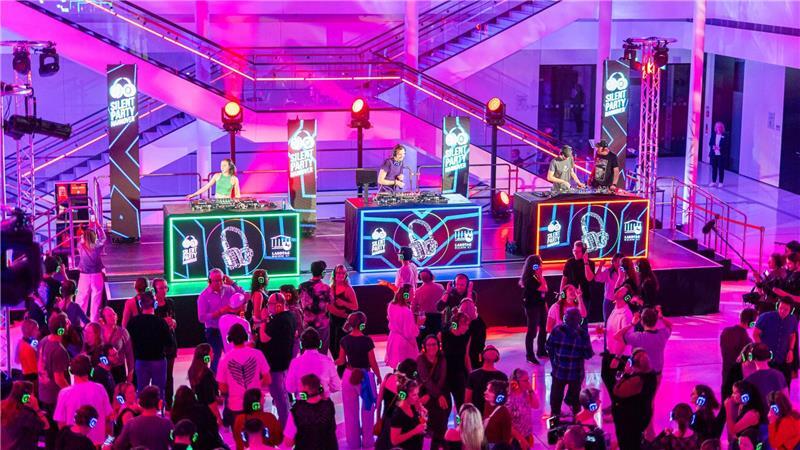 Silent Party: Landtag wird für sechs Stunden zum Club Musik gab es auf Kopfhörern.