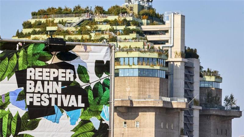Musik hören mit Blick auf den begründen Weltkriegsbunker am Heiligengeistfeld. Das Reeperbahn-Festival lockte rund 45.000 Menschen an.