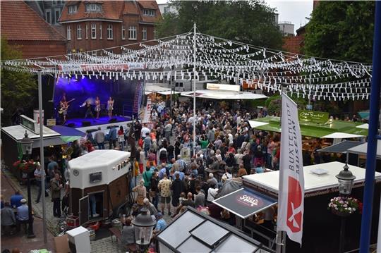 Musik im Schatten der Kirche: Beim Buxtehuder Stadtfest ist die Hauptbühne traditionell auf dem Petriplatz aufgebaut. Foto: Weselmann