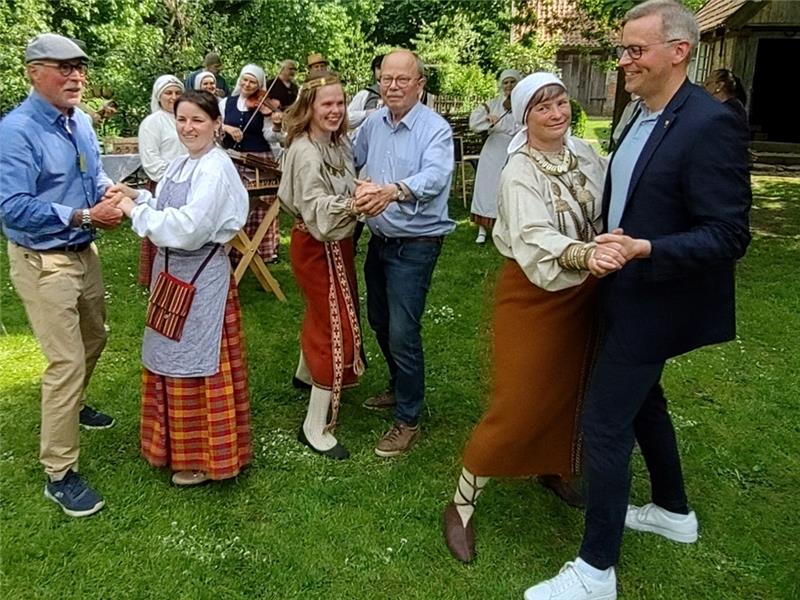 Eine Woche nach Lettland: Städtepartnerschaft mit den Lettgallen Musik und Tanz bei der „Lettischen Kulturveranstaltung“ im Mai 2022 im Museumsdorf. Archivfoto: Lohmann