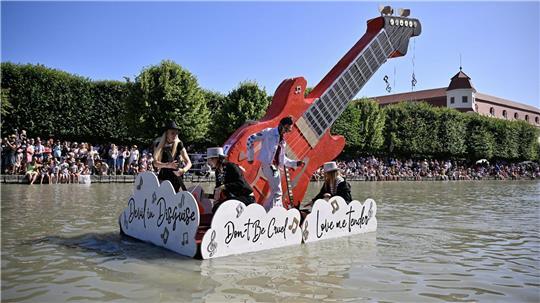 „Musikalische“ Boote wie diese schwimmende Riesengitarre fahren bei der Regatta eines Musikfestivals im tschechischen Holešov. 