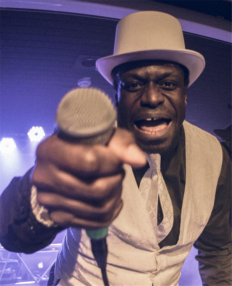 Open-Air-Erlebnis: Das alles bietet Buxtehudes bunte Sommerbühne Musikalischer Culture Clash: MC Mac Cool geht mit seinem Hip Hop up Platt ins Battle mit Samba Solto.