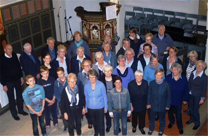Musikalischer Gottesdienst zur Feier des 70-jährigen Bestehens: Der Kirchenchor Horneburg/Bliedersdorf singt in der Liebfrauenkirche. Foto Dieter Camper