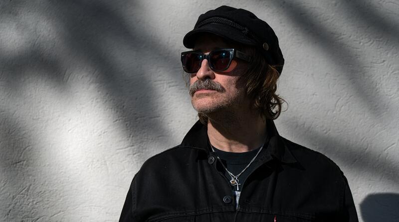 Theater im Hinterhof gerettet: Die Buxtehuder Bühne hat einen neuen Macher Alexander Hacke steht ganz in schwarz gekleidet und mit Sonnenbrille vor einer weißen Wand