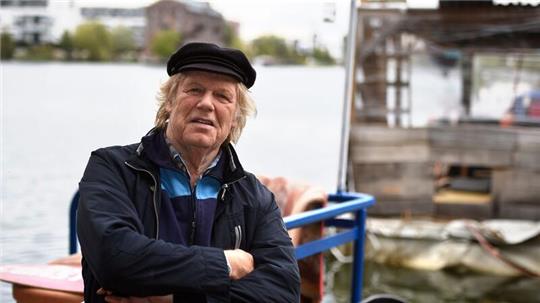 Musiker Gunter Gabriel steht am 23.09.2015 in Berlin an der Rummelsburger Bucht.