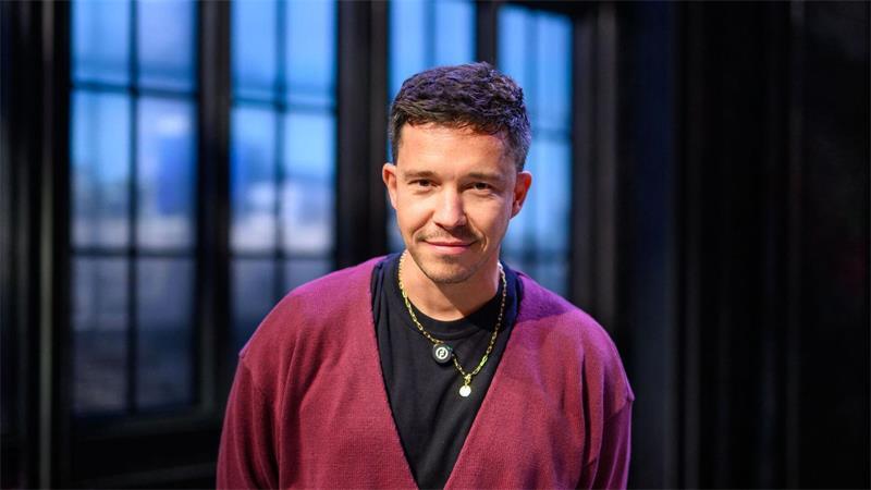 Nico Santos zeigt sein Tanztalent Musiker Nico Santos am Rande des Moonwalk-Workshops im Stage Theater an der Elbe.