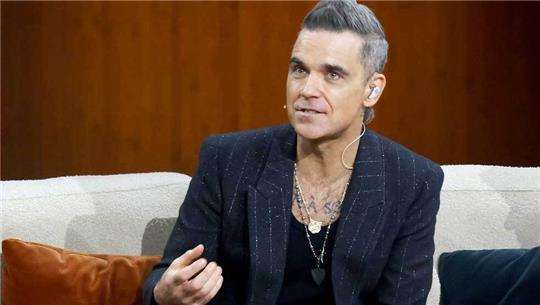 Musiker Robbie Williams will bei einem Besuch in Hamburg unbemerkt ein eigenes Kunstwerk in einem Hotel aufgehängt haben. Foto: Philipp von Ditfurth/dpa