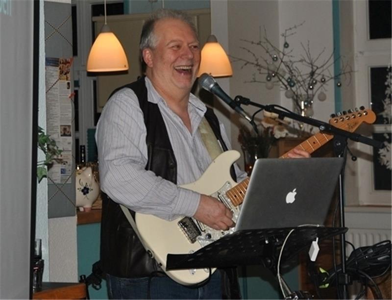 Musiker, Sänger und Entertainer: Ronny Wilson gab vorn neben der Leinwand mit den Liedtexten den Ton an.