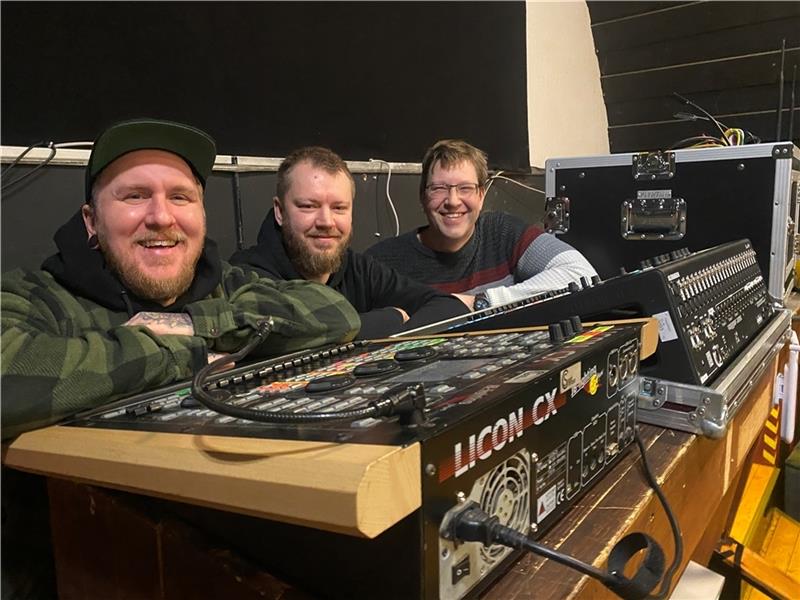 Musiker Sascha Gotthard, Techniker Malte Jenett und Jugendpfleger Gabriel Braun (von links) kümmern sich um das Buxtehuder Projekt „My Six Stages“. Foto: Weselmann