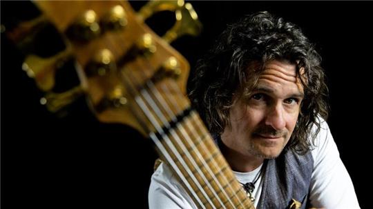Musiker Uwe Kamrad überzeugt musikalisch durch eine besondere Bass-Technik.