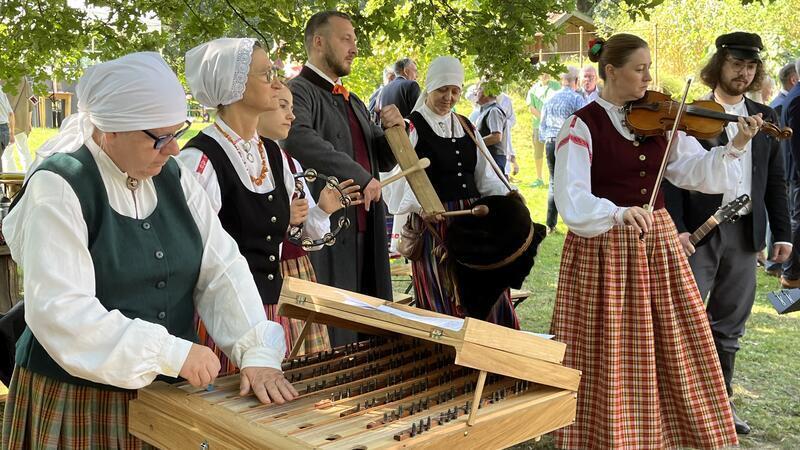 Musiker aus Lettgallen spielen beim Markt des Bäuerlichen Hauswesens in Bliedersdorf.
