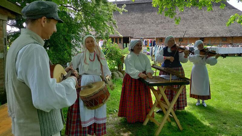 Musiker aus dem lettischen Ludza musizierten bei ihrem letzten Besuch vor zwei Jahren im Museumsdorf.