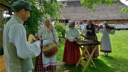Musiker aus dem lettischen Ludza musizierten bei ihrem letzten Besuch vor zwei Jahren im Museumsdorf.