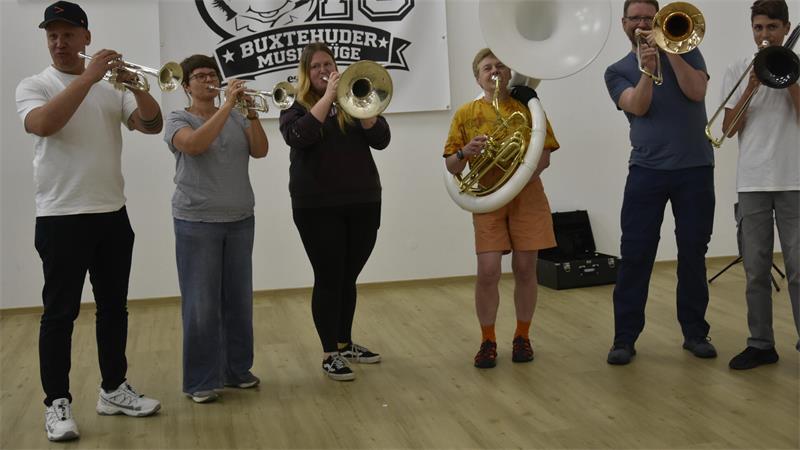 Nicht ohne Musik: Das Schützenfest Altkloster startet am Freitag Musiker bei den Proben fürs Wochenende.