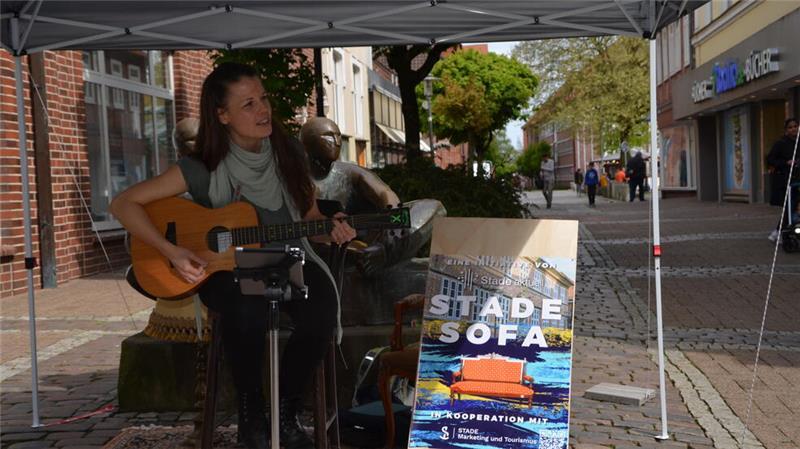 Neu durchgestartet: Stade aktuell mischt bei vielen Veranstaltungen mit Musikerin Sarah Müller, auch Beraterin von Stade aktuell in künstlerischen Dingen, spielte beim 1. verkaufsoffenen Sonntag in der Holzstraße.