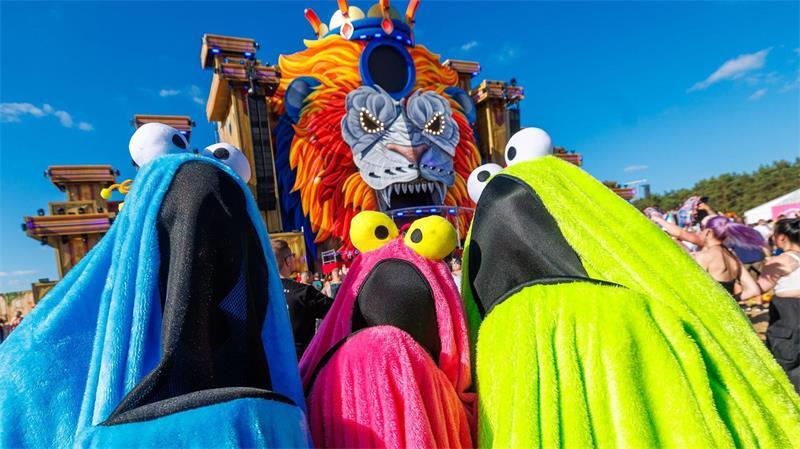 Musikfans feiern vor einer der Bühnen des „Airbeat One“ Festivals 