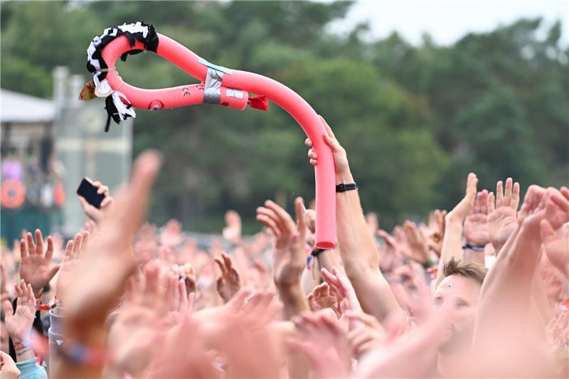 Warum Deichbrand-Besucher dieses Jahr auf internationale Top-Acts verzichten müssen Musikfans strömten 2022 nach Nordholz, um ihre Stars abzufeiern. Foto: Lars Klemmer/dpa