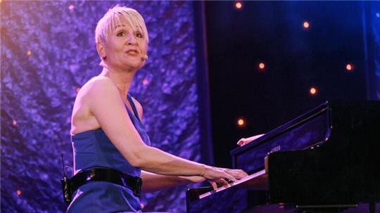 Musikkabarettistin Annette Kruhl kommt ins Stadeum.