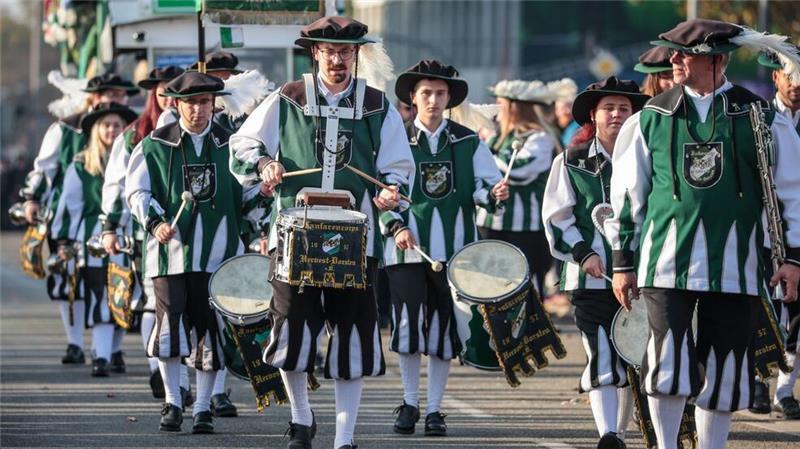 Musikkapellen laufen beim Freimarktsumzug in Bremen durch die Stadt.