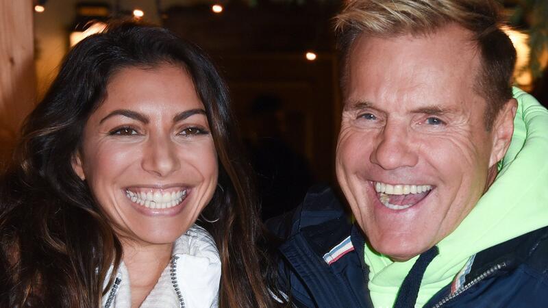 Musikprouzent Dieter Bohlen und seine Lebensgefährtin Carina lächeln bei der traditionellen Voreröffnung des Weihnachtsmarktes auf Gut Aiderbichl.