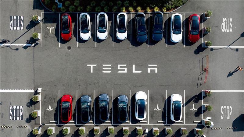Musk will mehr Tesla-Chef statt Trumps Kostensenker sein Musk sieht Teslas Zukunft in selbstfahrenden Autos - die Produktion eines Tesla-Robotaxis ohne Lenkrad und Pedale ist aber erst für 2026 geplant. (Archivbild)
