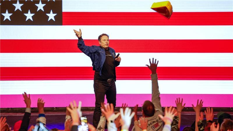 Musk wirft seinen Käsehut während einer Veranstaltung vor der Richterwahl im US-Bundesstaat Wisconsin in die Menschenmenge.