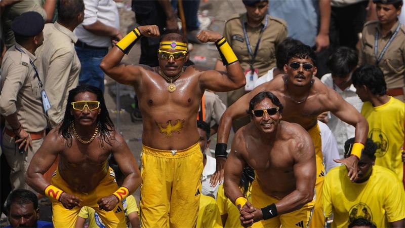 Muskeln für die Götter: Bodybuilder nehmen in Indien an einer Prozession zu Ehren der hinduistischen Gottheit Lord Jagannath teil.