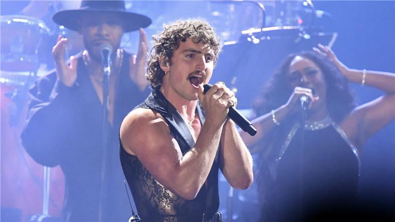 Muskeln und Moustache: Benson Boone tritt oft mit einer gewissen Ironie auf, die nicht nur, aber auch Frauen sehr gefällt. (Archivbild)