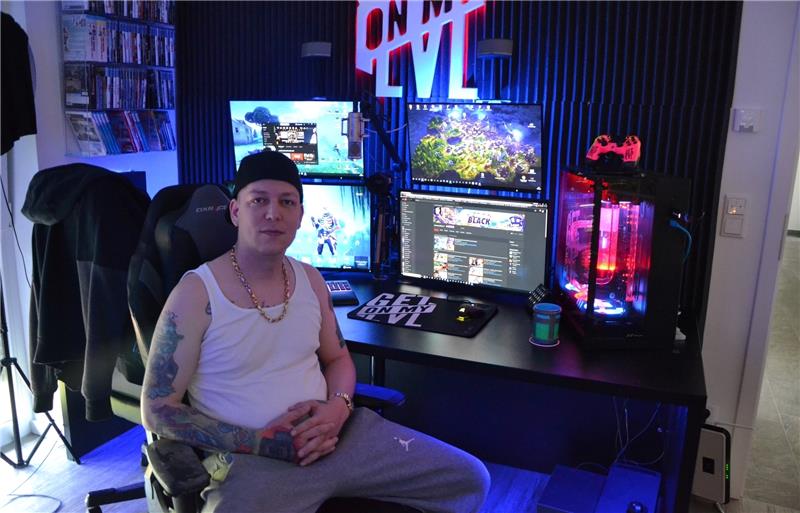 Muskelshirt, Goldkette, tätowierte Arme: MontanaBlack , bürgerlich Marcel Eris, in seinem Studio. Hier filmt er sich beim Spielen. Tausende Zuschauer schauen seine Videos. Foto Schmidt