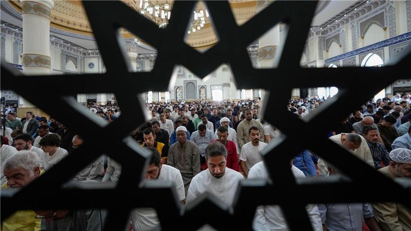 Muslime besuchen das letzte Freitagsgebet während des heiligen Fastenmonats Ramadan in der Al Farooq Omar Bin Al Khattab Moschee in Dubai.