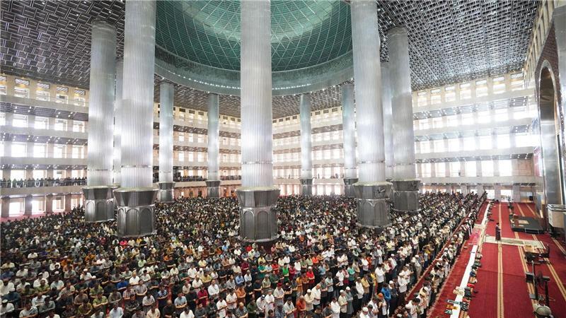 Muslime beten am ersten Freitag des Fastenmonats Ramadan in einer Moschee im indonesischen Jakarta.