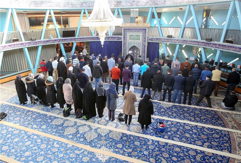 Muslime beten in der Imam Ali Moschee im Islamischen Zentrum in Hamburg bei einer Konferenz der Schura , dem Rat der Islamischen Gemeinschaften Hamburg. Foto Marks/dpa