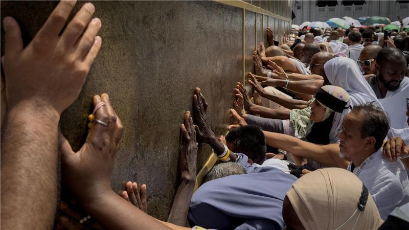 Muslimische Pilger berühren die Wände der Kaaba, dem kubischen Gebäude in der Großen Moschee, während der jährlichen Hadsch-Pilgerfahrt in Mekka.