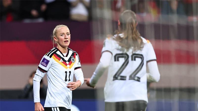 Mittelstürmerinnen-Casting: DFB-Frauen suchen WM-Torjägerin Muss auch in Bremen gegen Japan wegen eines Infekts passen: Torjägerin Lea Schüller.