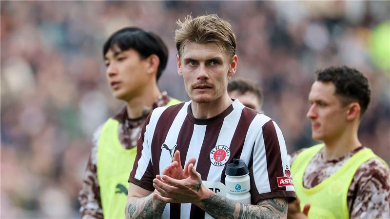 Muss auf sein Länderspiel-Debüt weiter warten: St. Pauli-Spieler Eric Smith (M). (Archivbild)