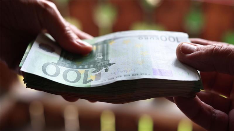 Muss der Staat zu viel an die Rentenkasse geben? (Symbolbild) 