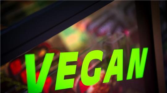 Muss es im Gefängnis veganes Essen geben? Dazu gibt es jetzt eine juristische Entscheidung in Bayern. (Symbolbild)