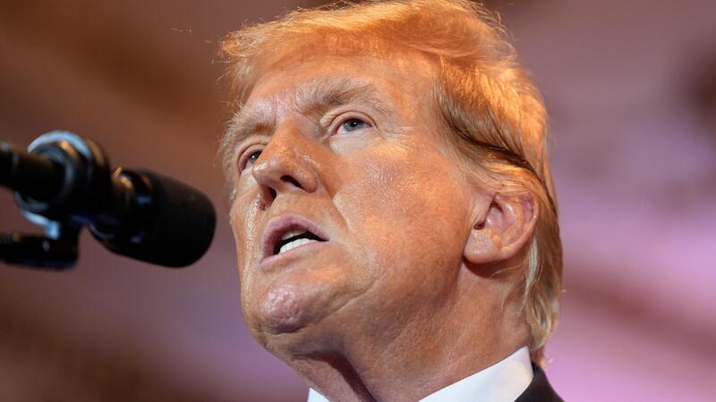 Trump hinterlegt Kaution von mehr als 90 Millionen Dollar Muss sich derzeit in zahlreichen verschiedenen Fällen mit Gerichten auseinandersetzen: Donald Trump.