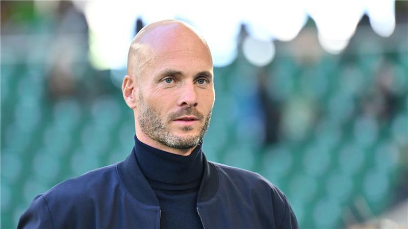 Stuttgart weiter auf Kurs: 3:0 bei desaströsen Wolfsburgern Muss sich nach der vierten Niederlage nacheinander Gedanken machen: Wolfsburgs Trainer Paul Simonis