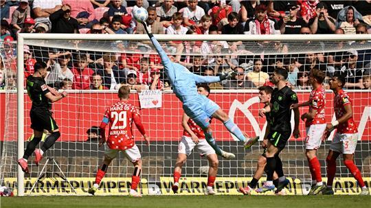 Muss sich strecken: Mainz-Keeper Robin Zentner
