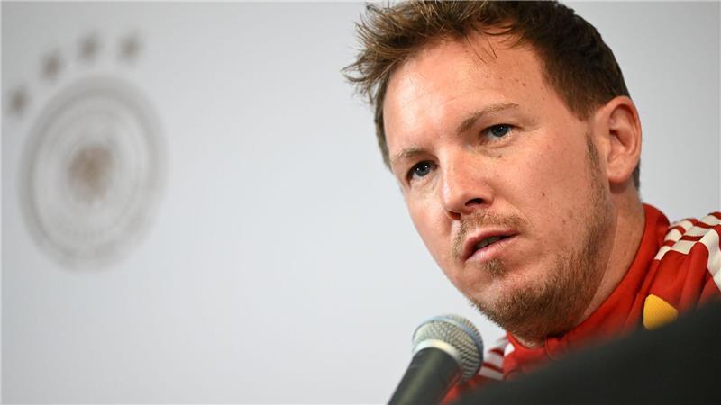 Musste Lennart Karl trösten: Bundestrainer Julian Nagelsmann